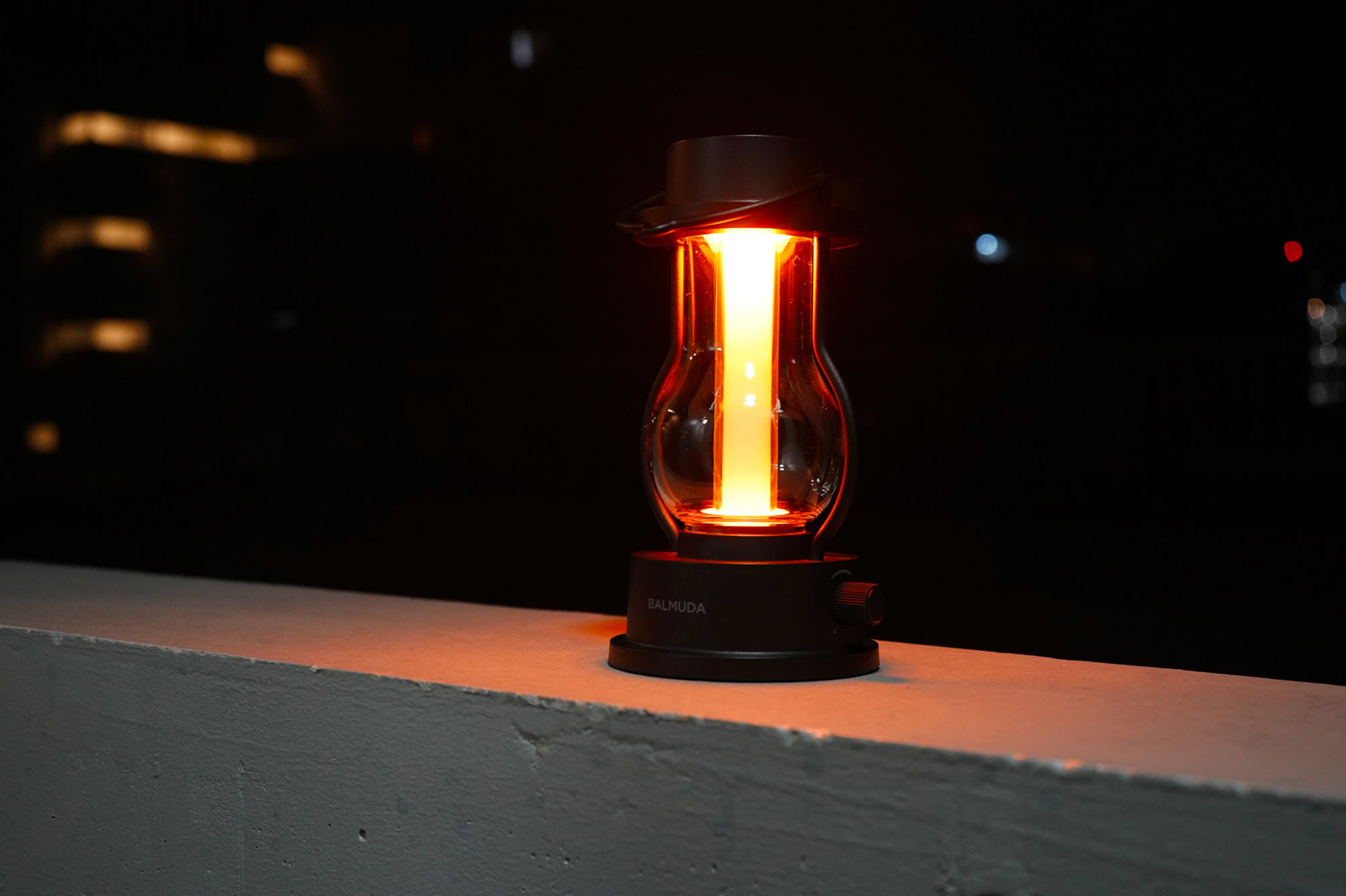 周囲を柔らかい光で照らし安心感を与えてくれるランタン。眺めているだけで落ち着いた気持ちになれるといいます。BALMUDAの「The Lantern」はロウソクのような光のゆらぎが再現され、味わい深い時間を提供してくれます。電気でつくタイプのものなので、火災の心配もありません。