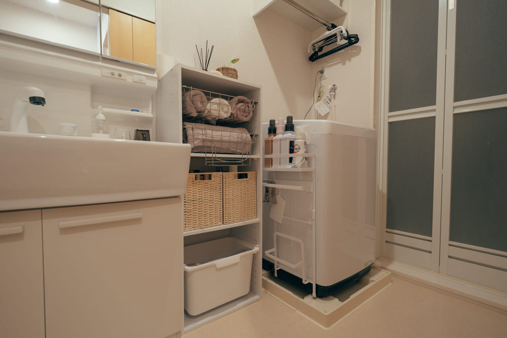 洗濯機と棚の間にあるのは「tower マグネット収納ラック」。洗濯機に直接くっつくので、棚が置けないちょっとした隙間にも付けられるのが利点です。