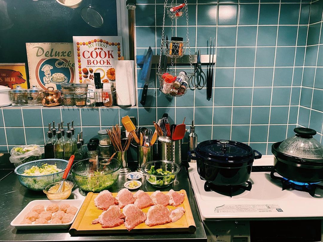 Instagramを眺めていると、主にキッチンの様子を発信していらっしゃいます。ブルーグリーンのタイルがとってもおしゃれ！器具や調味料は多いけれど、すっきりとまとまっているのが印象的ですね