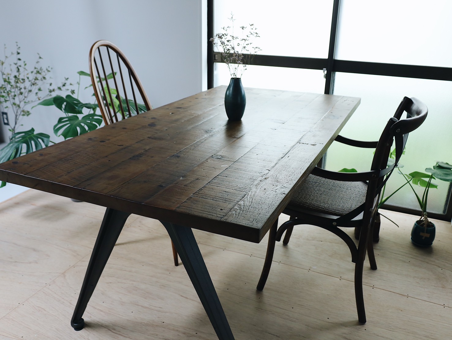続いてはテーブル。木製の温かみのあるテーブルにこだわると、本格的なおうちカフェの雰囲気に近づけそう。写真のテーブルは古材を活用してつくられたもの。