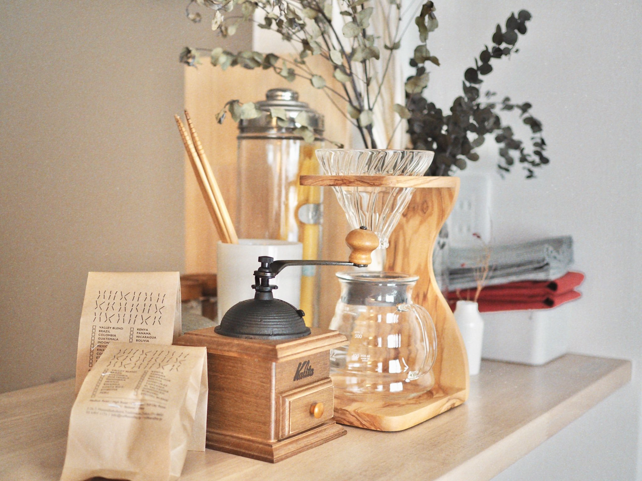 おしゃれなコーヒースタンドも、気分を上げてくれそう。インテリアとしても活躍してくれそうなのは、写真のKaritaのコーヒースタンド。木製で温かみがあっていいですよね。