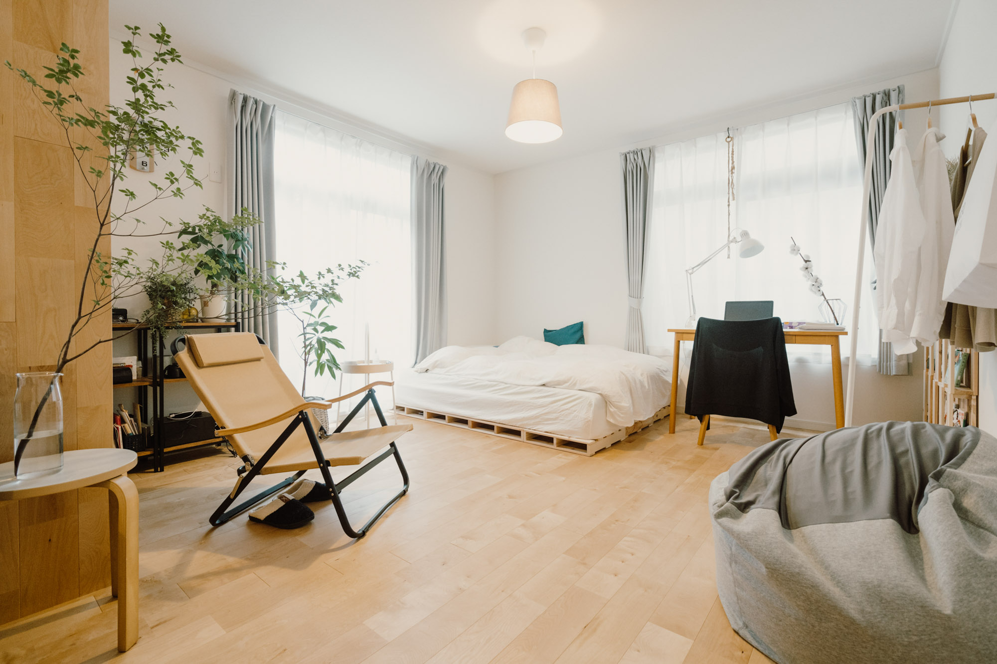 グッドルームの無垢床リノベーション「TOMOS（トモス）」の部屋にも、木製パレットのベッドはぴったり。アウトドアチェアやグリーンとも相性がいいですね。（このお部屋はこちら）