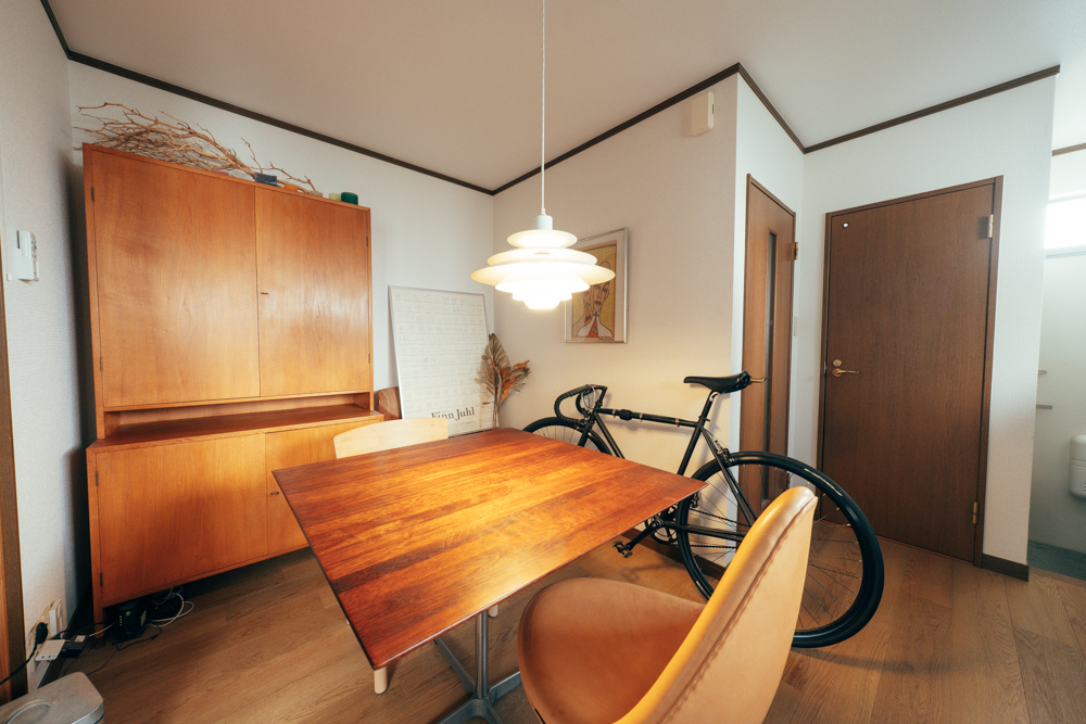 ヴィンテージ家具をさまざま集めている方の、1DKのお部屋。インテリアが木製でシンプルなものが多い時には、このくらい大胆なデザインの照明を吊るしても、浮かずに映えていいですね。