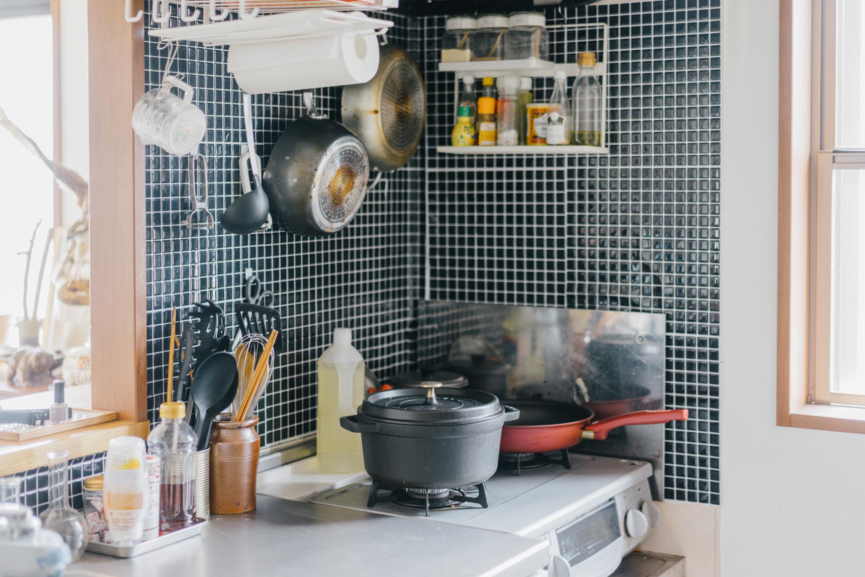 賃貸のキッチンや洗面台を、おしゃれに。「タイルシール」を使った、簡単DIY実例まとめ
