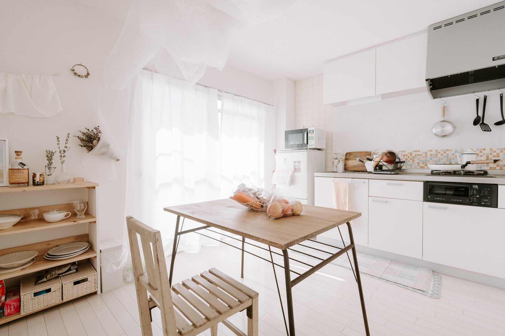 ふんわり優しい白と差し色で整えられた、カフェのようなナチュラルスタイルの一人暮らしをされている方のお部屋。