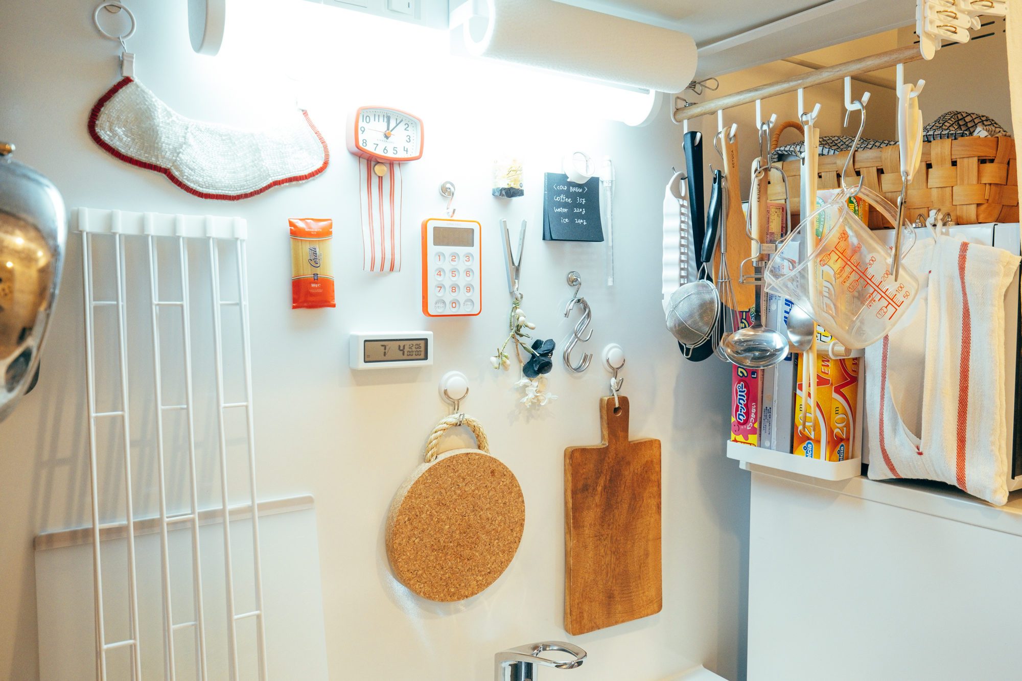 賃貸の小さなキッチンをすっきりと。おしゃれな壁面収納アイディアをまとめました | goodroom journal