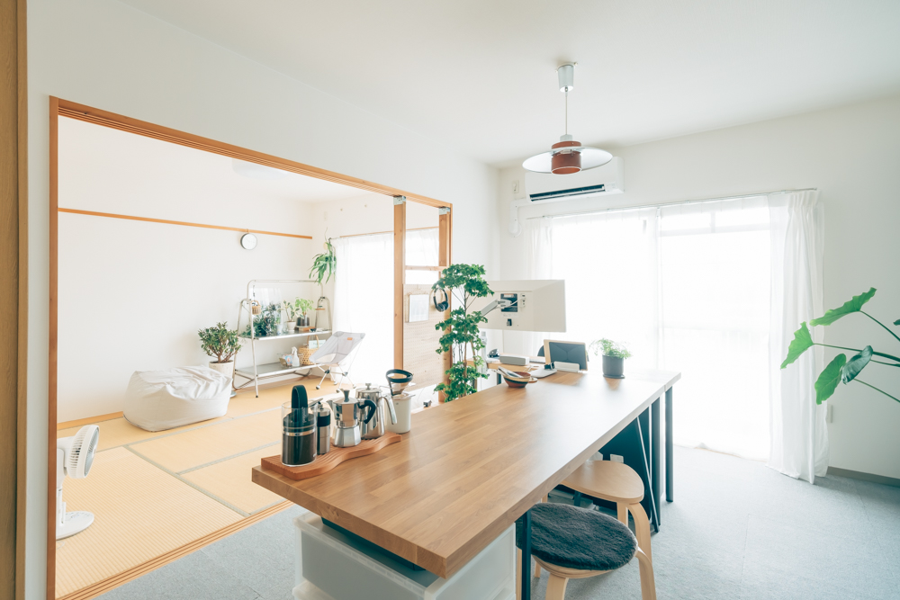 Sanaeさんがお二人暮らしをしていらっしゃるのは、神奈川にあるUR賃貸住宅の1DKのお部屋です。広さは43㎡。約9畳のダイニングキッチンと6畳の和室がそれぞれベランダに面している使いやすそうな間取り。