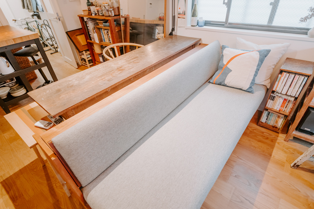 場所をとるベッドがないのも、お部屋の特徴の一つ。実はこのハンス・ウェグナーのソファは……