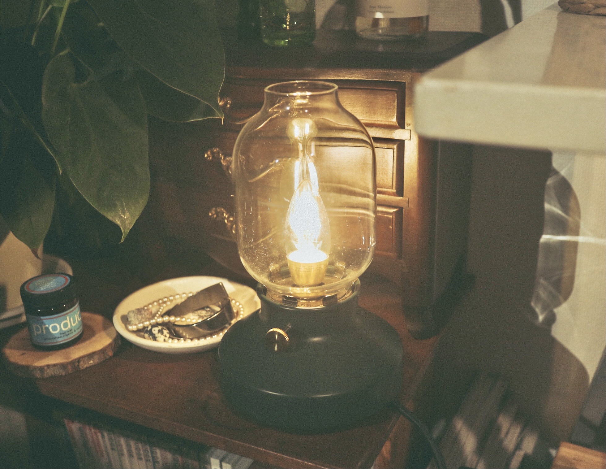 灯油ランプからインスピレーションを得たというIKEAのテーブルランプ「テールナビー」。3,000円ほどで購入可能です。つまみで明るさ調整できるのも嬉しいポイント。(このお部屋を見る)