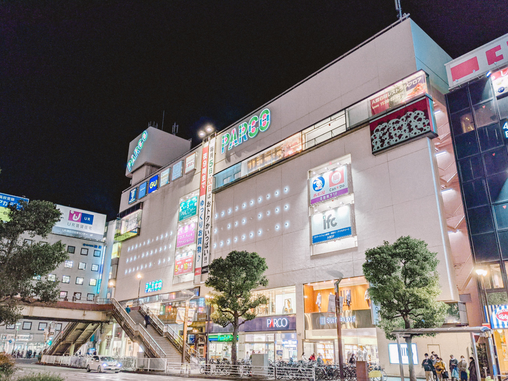 さらにホテルから徒歩20分ほどの場所にはJRの津田沼駅があります。こちらはパルコがあったり、100円均一や大型本屋、パン屋があったりと、施設が充実しています。休日の買い出しや、散歩がてら過ごすと良さそうです。