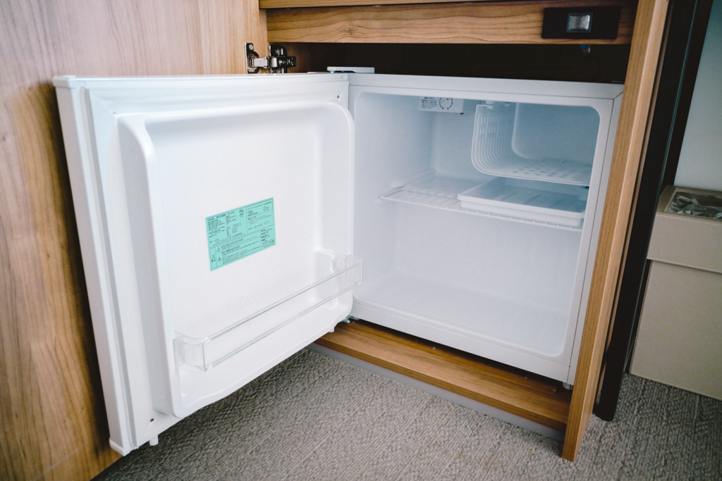 冷蔵庫も一般的なホテルと比べて奥行きがたっぷりあり、しっかり冷えるタイプ。これならちょっとしたお惣菜なども入れておけますね。