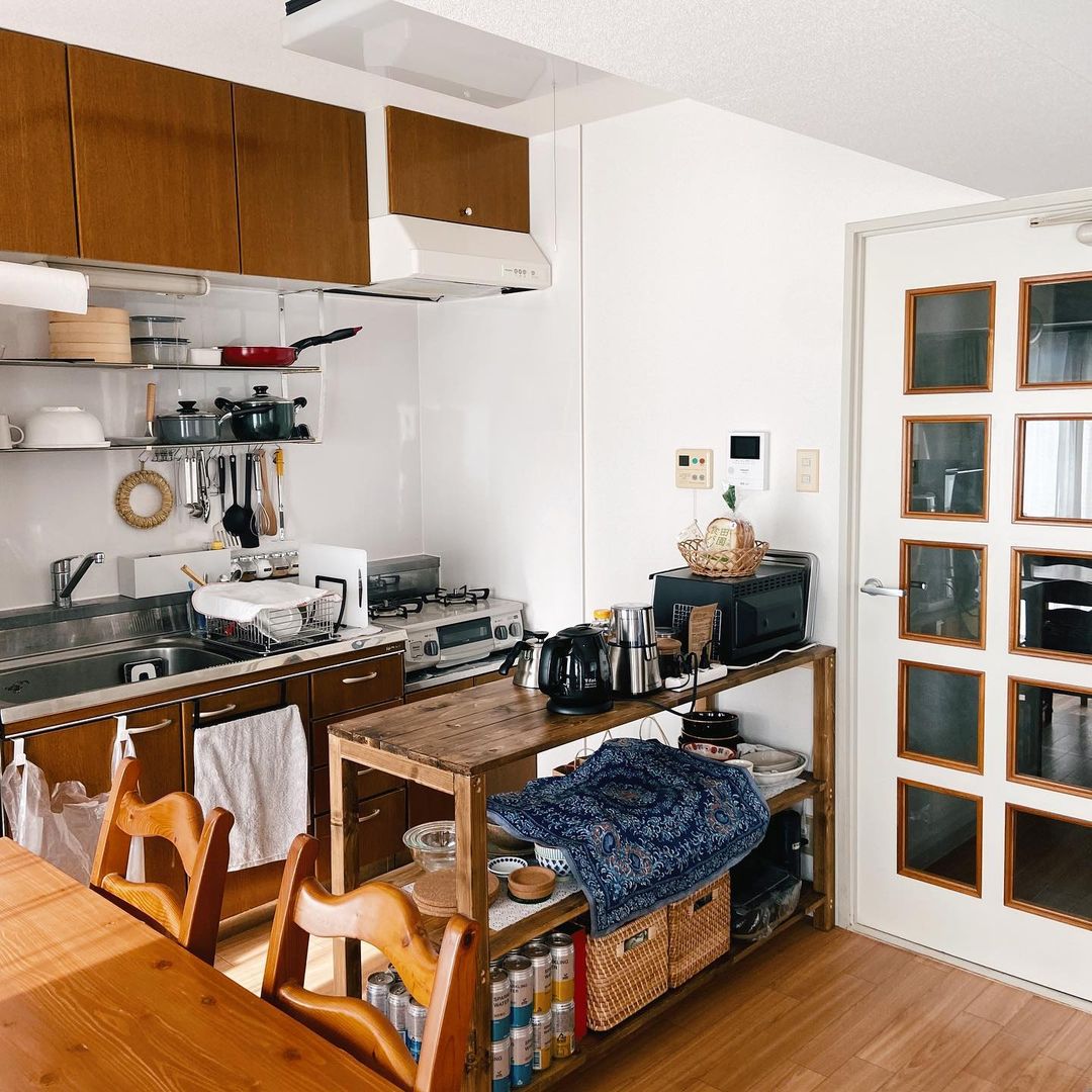 こちらのキッチンカウンターもDIY。しっかりと測って、部屋にぴったりのサイズで作られているため、掃き出し窓の前の空間は邪魔せずにうまく家具を配置されています。