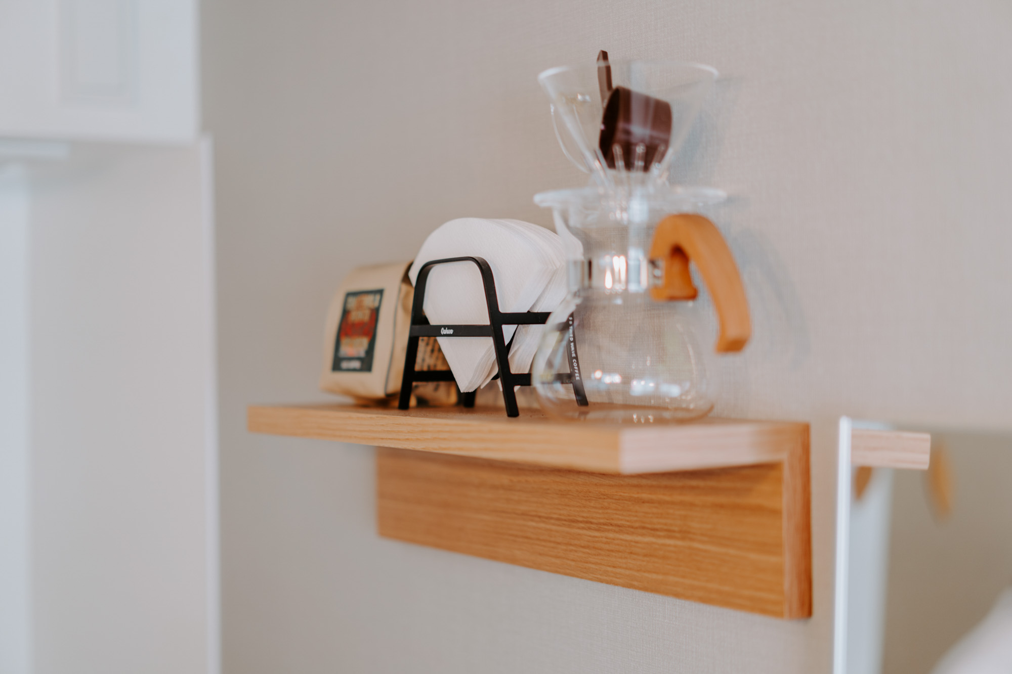 キッチンの横には無印良品の「壁に付けられる家具」で、コーヒーの道具を置く場所を。