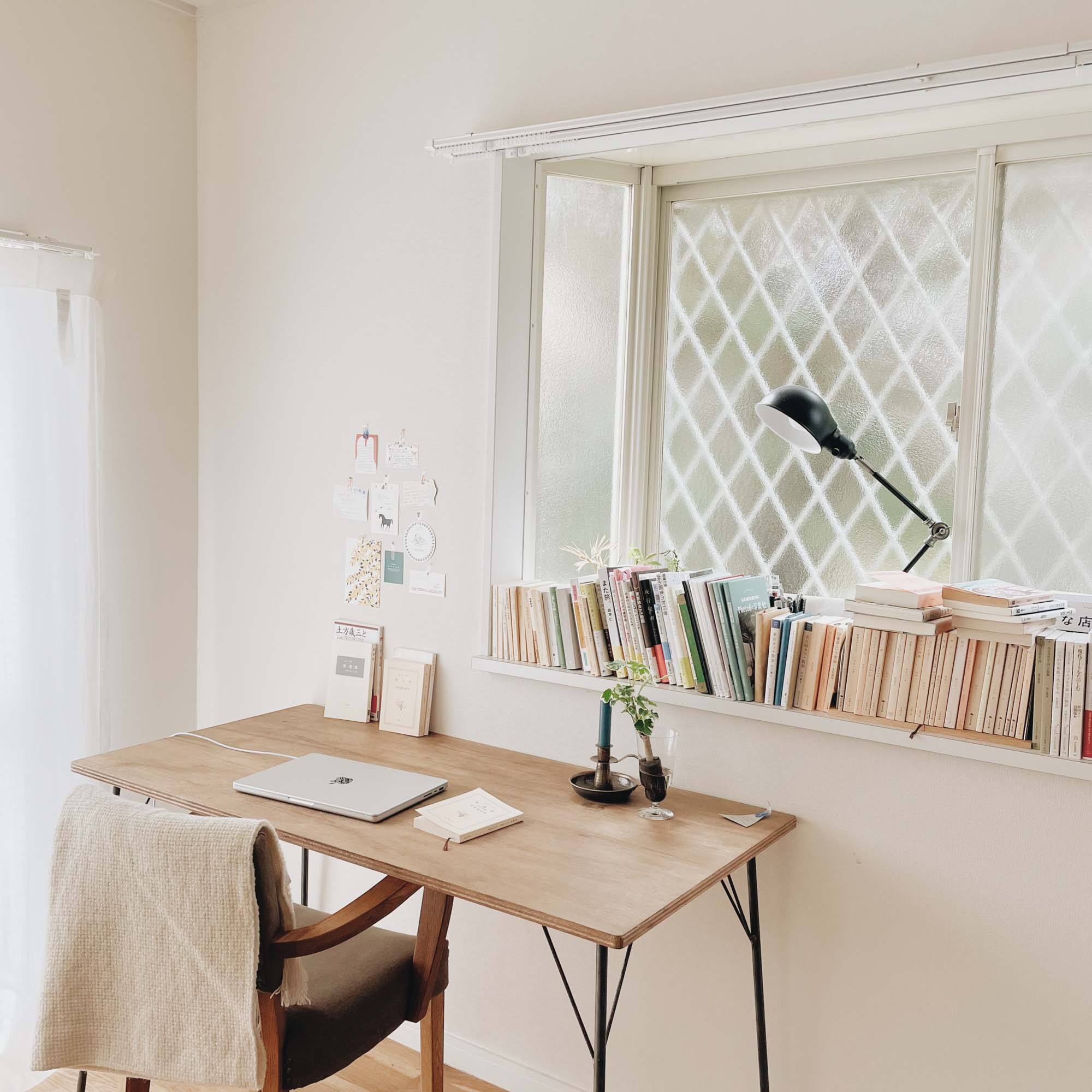 お気に入りの家具と、お気に入りの本にたくさん囲まれた詩乃さんのお部屋。