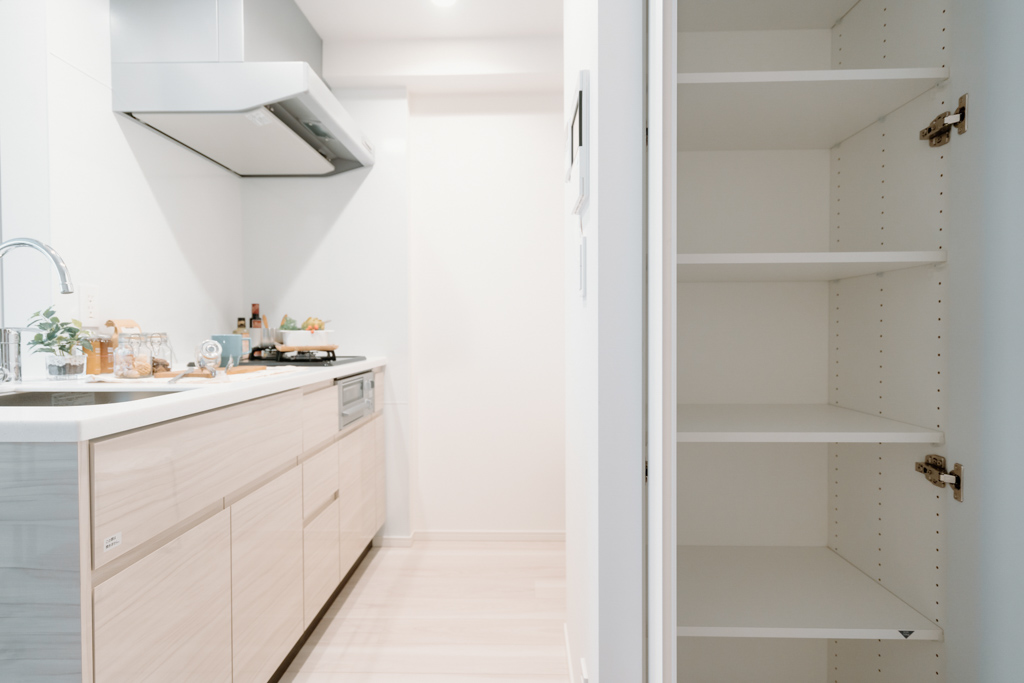 キッチン横には天井から床までぎっしりとモノを詰め込める棚も。調味料や普段は使わない文具・工具類などを収納しておくのに便利そう。