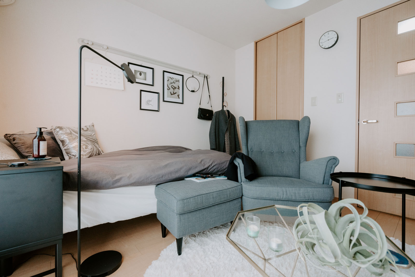 こちらもIKEAの一人掛けソファ「ストランドモン」を置かれている一人暮らしのお部屋。クラシックなデザインが特徴的ですね。同素材のオットマンも合わせて使用しています。