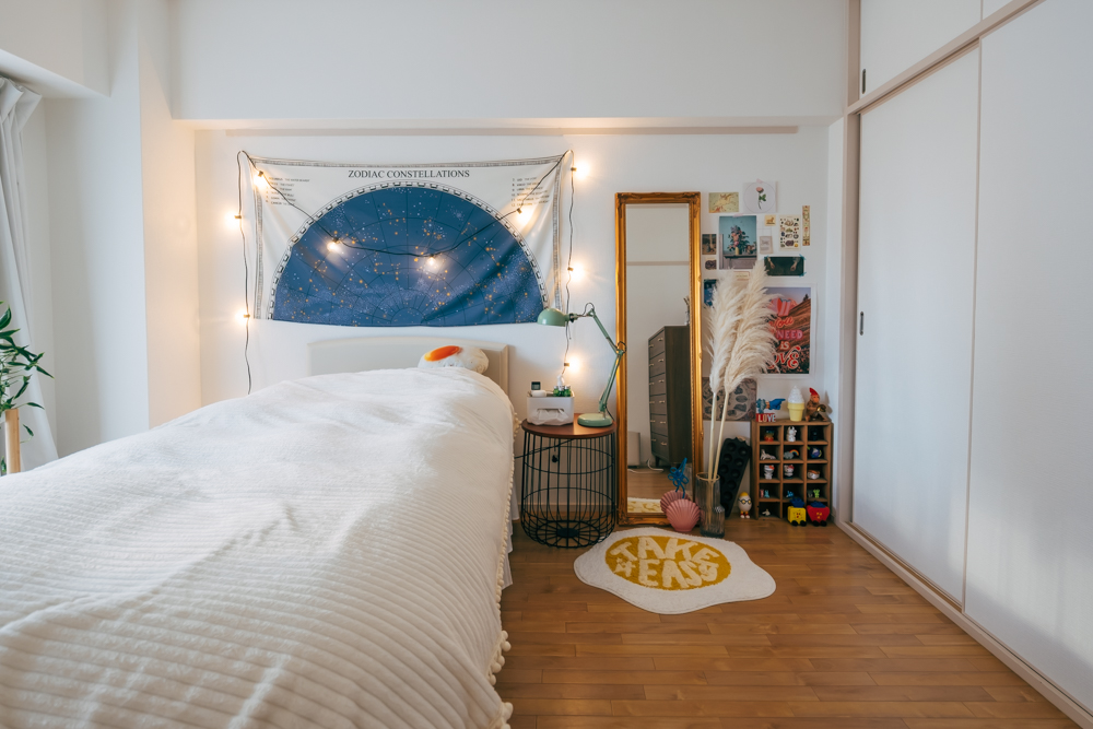 睡眠に繋がるもの選び意外にもお部屋も色使いはリビングとは対照的に、視線の高さの壁は余白を意識して、色数が少ない装飾も印象的です。