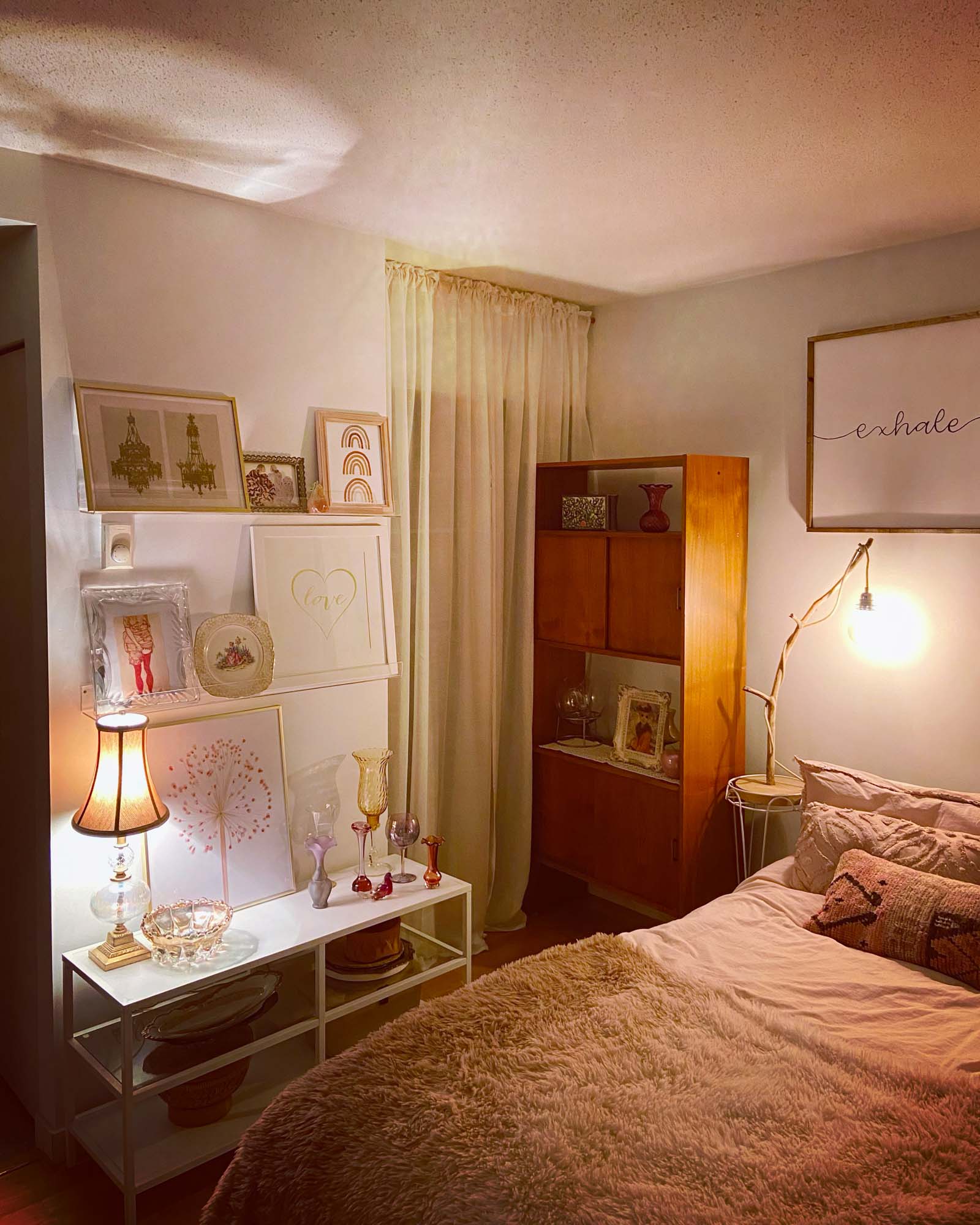 寝室には友人から譲り受けたチーク材の棚。流木のランプはフランス人アーティストのトーマスさんのもの。壁にかけられた Inhale Exhale（吸う / 吐く）のウォールアートはカナダのカリグラファーによる手書きのハンドメイド。