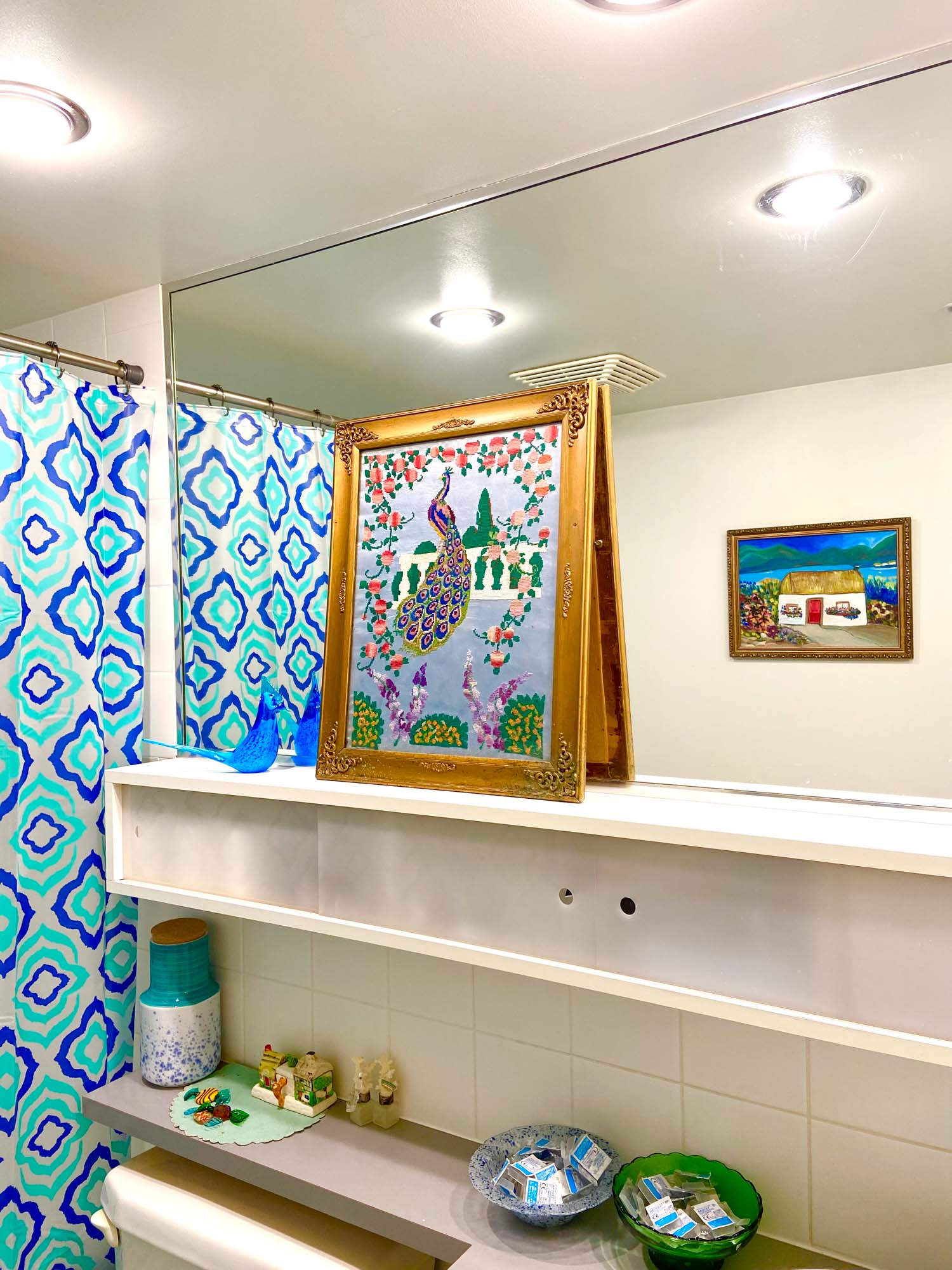 エリアごとにテーマを変えているという may さん。バスルームは気分転換できるよう、思いきりカラフルな子供部屋のようなイメージに。ヴィンテージの刺繍画や雑貨がたくさん飾られています。