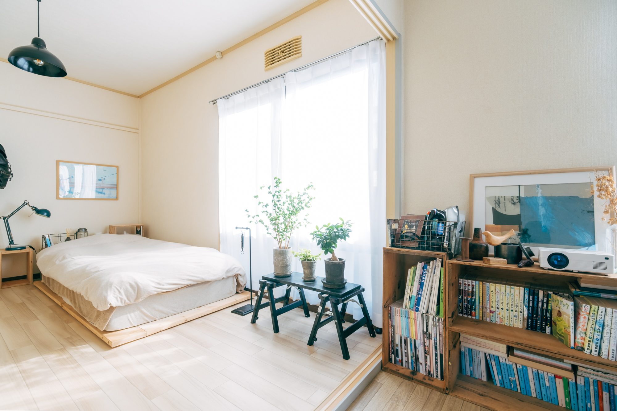 寝室はリビング同様にシンプルな空間でありながら、植物やアートを差し色として活用。