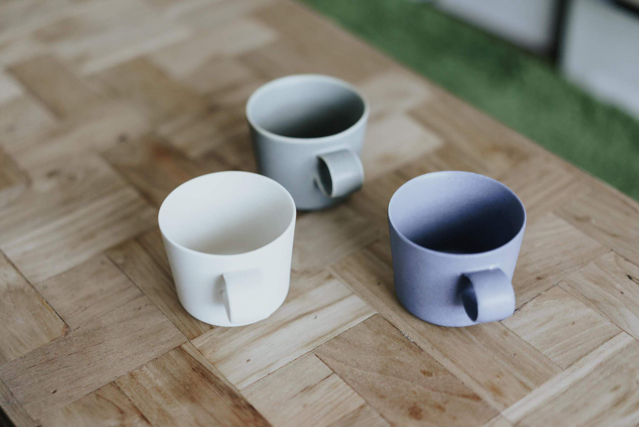 独特のデザインやカラー、質感がつい集めたくなるイイホシユミコさんの器。こちらは「unjour」シリーズのマグカップです。