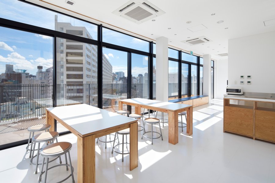 渋谷駅の新南口を出てほど近くにできたホテル。7階にある共有スペースは、窓が広く明るい！ここで仕事をしたりしていたら、周りの方とコミュニケーションがとれますね。シェアハウスのような、新しい体験ができそう。