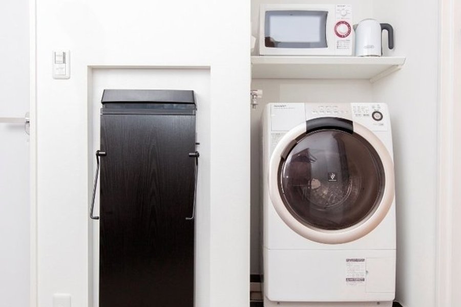 室内には冷蔵庫や電子レンジ、ケトルだけでなく、なんと洗濯機も完備！共有スペースへ行かずとも、ご自身のペースで洗濯をすることができます。