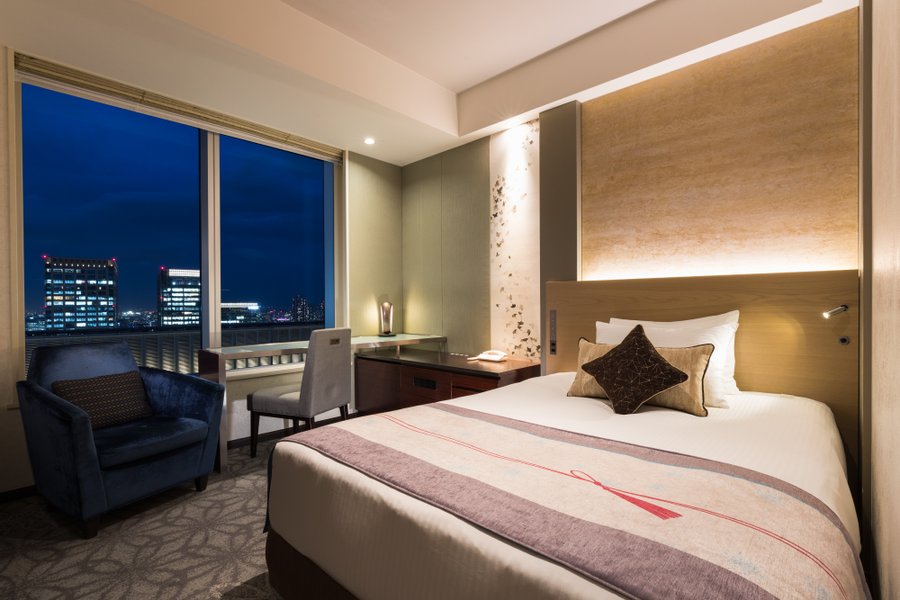 ホテルは27～34階に位置しているため、眺めが良いお部屋が多くあります。ときにはカーテンを開け放したまま、東京の夜景を一望しながら眠ることだってできるんです。