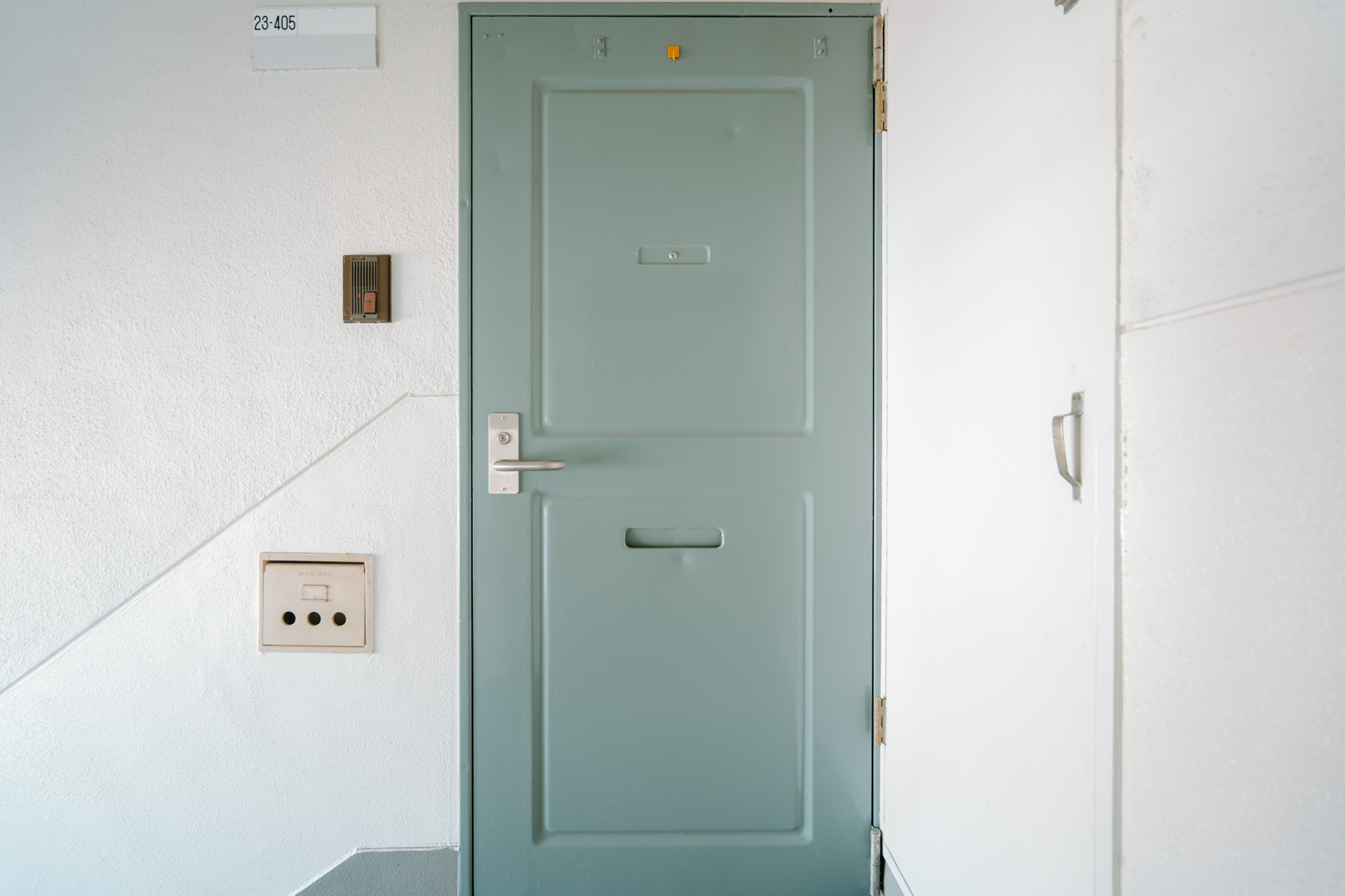 団地ならではのレトロでかわいいドアも、おしゃれなカラーに塗装されてましたよ。