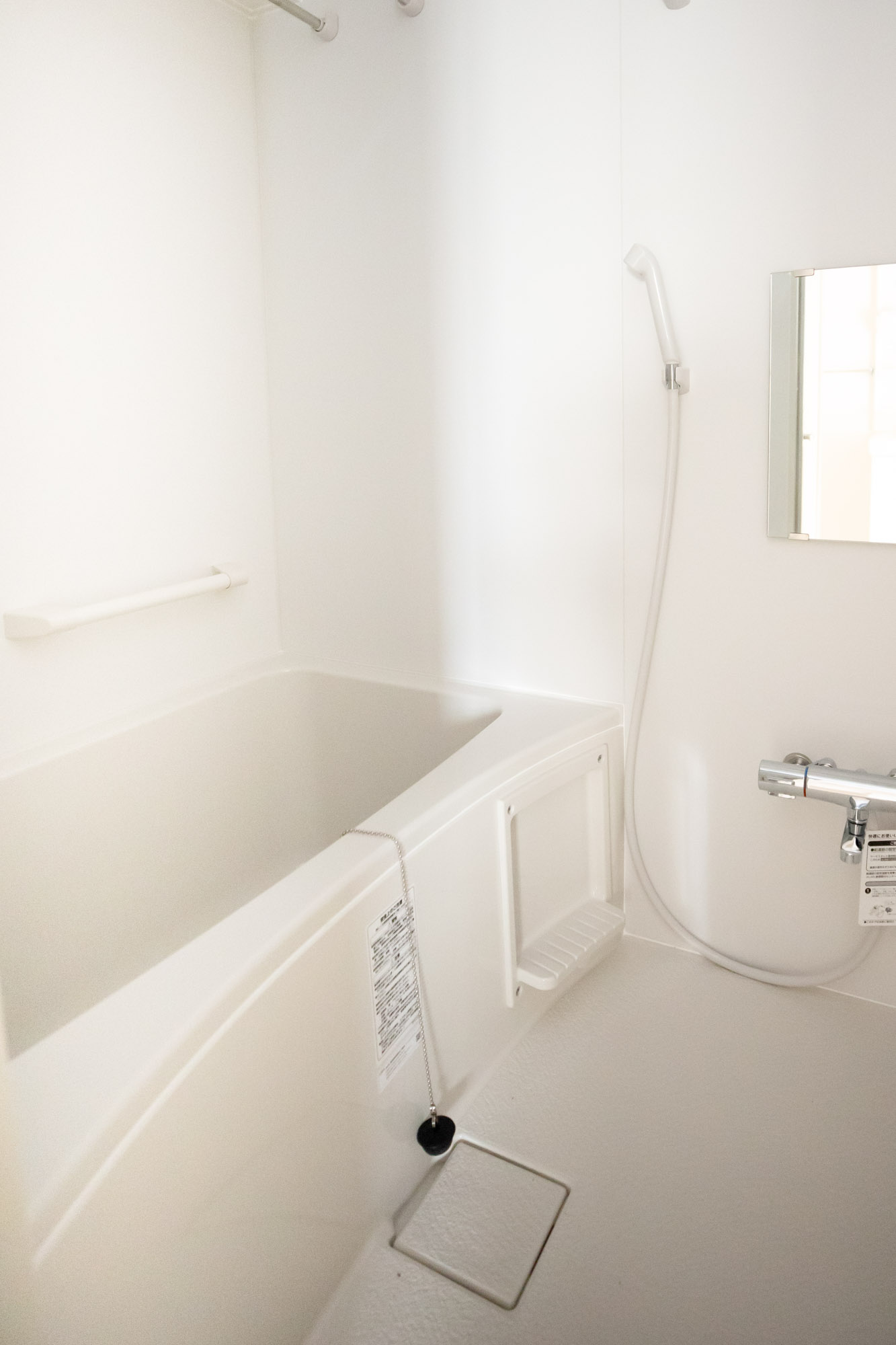 204号室のポイントはもうひとつ。こちらのお風呂です。団地のお風呂は、在来浴室といってタイル貼りのものが多いのですが、こちらのお部屋には壁と浴槽が一体のユニットバスを導入。タイル貼りのお風呂に比べて掃除がしやすく、冬も温かいのが特徴です。