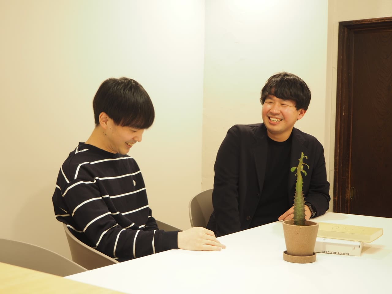 宮田「ホテルに住める『hotelpass』という新規事業のマーケティングをやっている宮田です。年の離れた兄の影響で、幼稚園の頃から音楽が大好きです。小6でアコースティックギターを始めて、高校大学ではバンドをやってました。」 浅野「仲介スタッフの浅野と申します。中学でアコギを始めて、高校では軽音部。最近のお気に入りはharuka nakamura。TOMOS渋谷店の選曲は私がしているんですよ。」