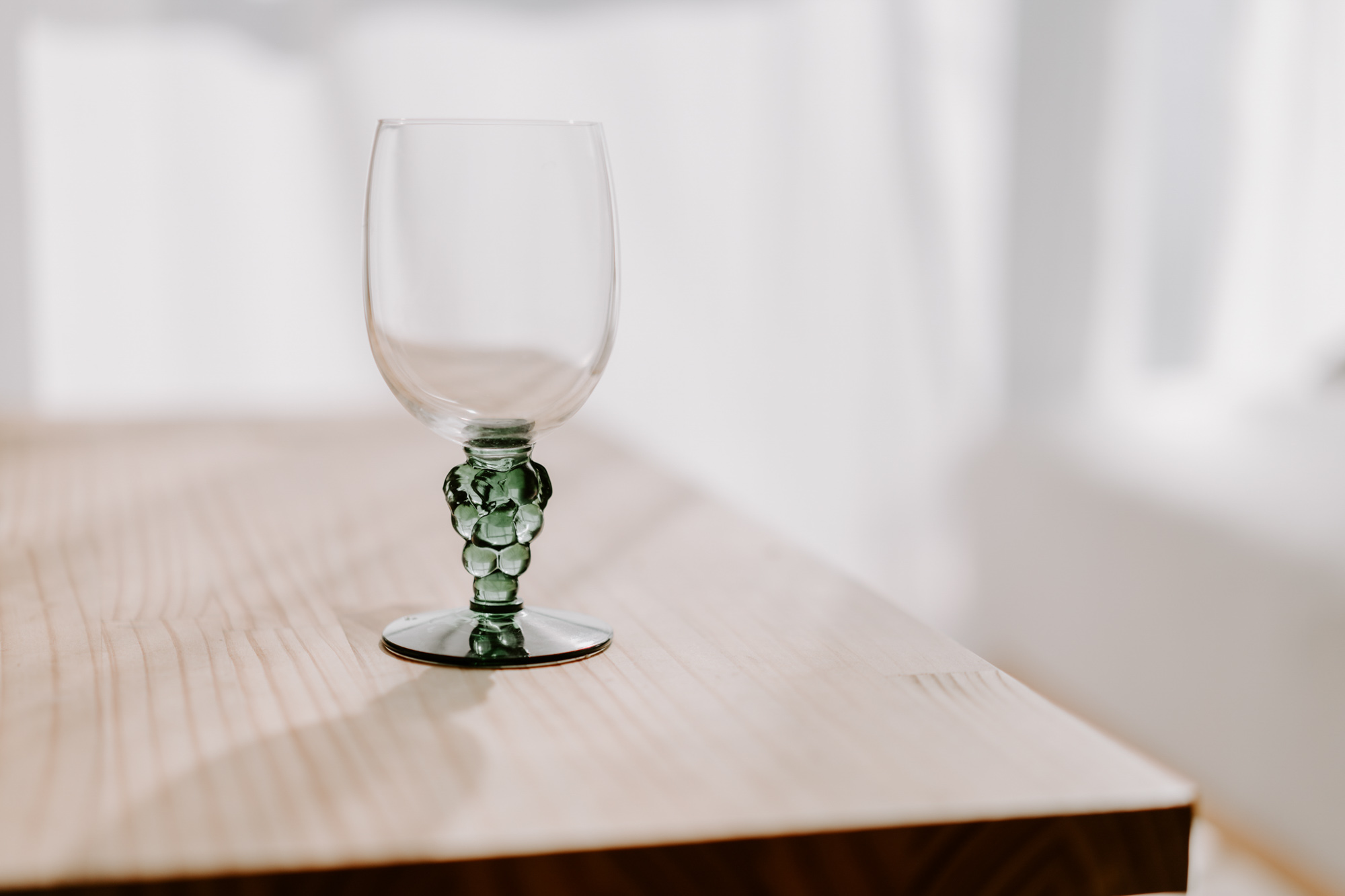 ぶどうがあしらわれたグラスは、大江戸骨董市で手に入れたもの。