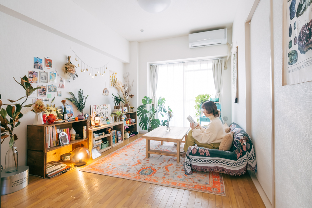都心にもアクセスの良いエリアで、駅を挟んだ少し広めのお部屋にお引っ越し。大好きな本や雑貨に植物で暮らしを通して気分が高まるお部屋を作り上げられているakiさんにお話を伺ってきました。