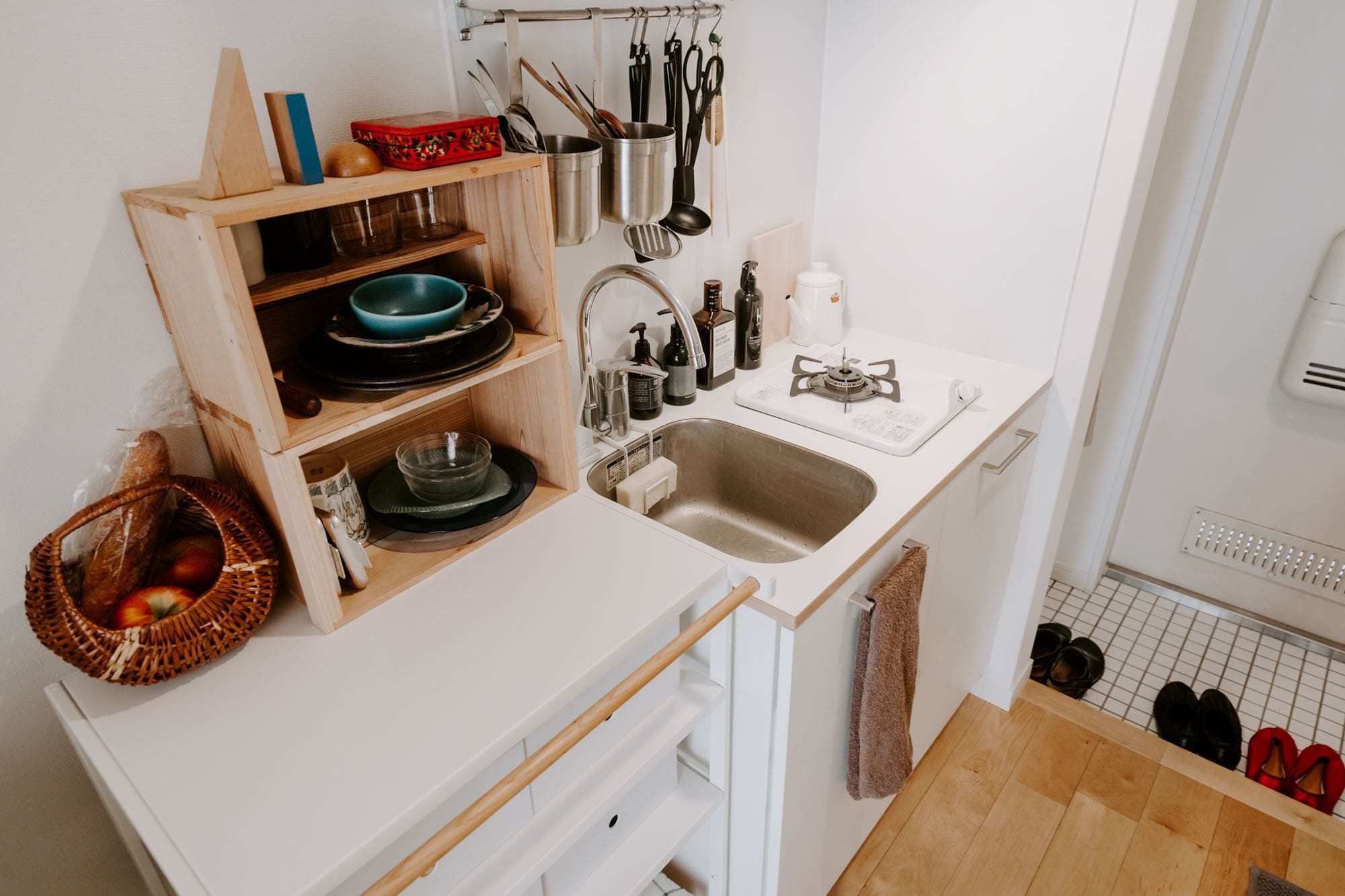 もしキッチン横に余裕があれば、ラックを設置して収納場所を増やすというのも1つの手。キッチンの高さや色に合わせたものを選べば、作業台としてもスッと空間に馴染んでくれます。 