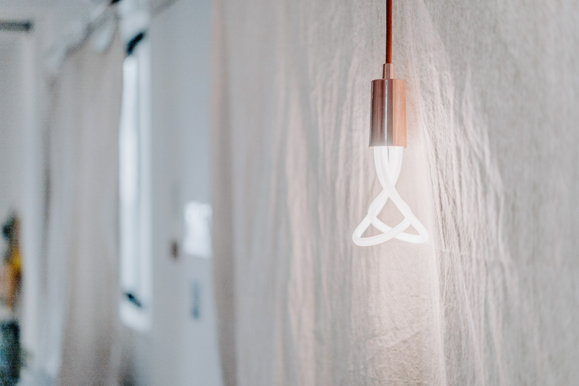 飾りつつ実用性もあるライトも、お部屋のあちこちに。こちらは形が美しいプルーメンのLED電球。