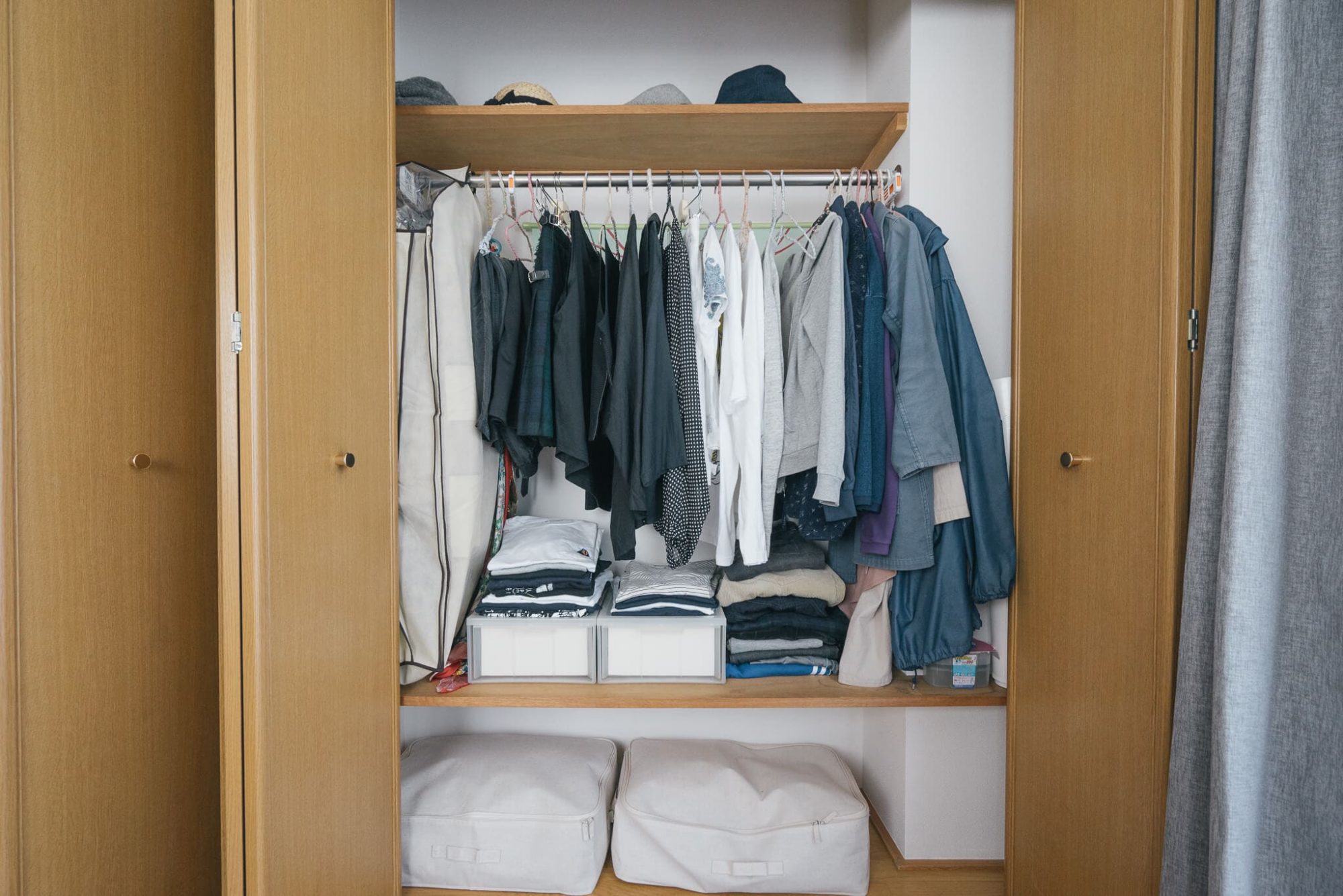 衣類や毛布を入れるならふんわり収納できるソフトボックスもおすすめ。取っ手付きでクローゼットの下やベッド下に入れても取り出しやすいのが特徴です。
