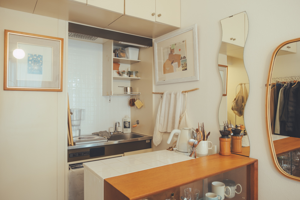 居心地の良い空間作りにはDIYも有効活用。キッチンは引っ越す前の住まいで作られたもの、限られた備え付けのキッチンスペースを拡大してくれる便利なアイテムになっていました。