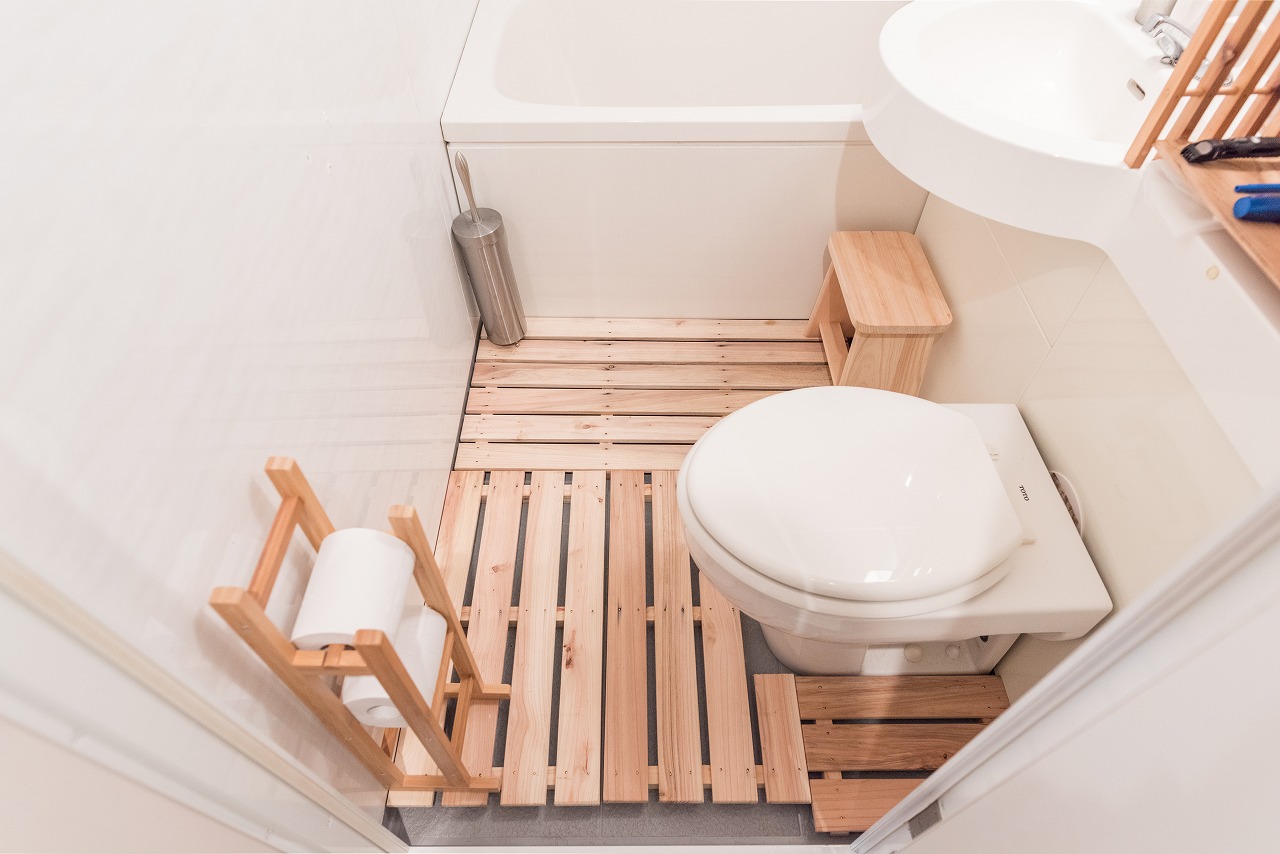 こちらはペーパーラックを自作！コンパクトなトイレでは、縦空間を生かしたラックだと元々の広さを確保できます。ちなみに、IKEAには竹製のペーパーラックがありますよ。(このお部屋を見る)