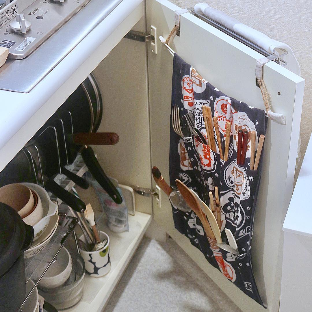 17㎡ワンルームのお部屋では、キッチンスペースもコンパクト。そのためシンク下の収納扉に、お手製のウォールポケットをかけて収納力をアップしています。フライパンや鍋も立てて並べ、使うものがさっと手に取りやすくなっていますね。