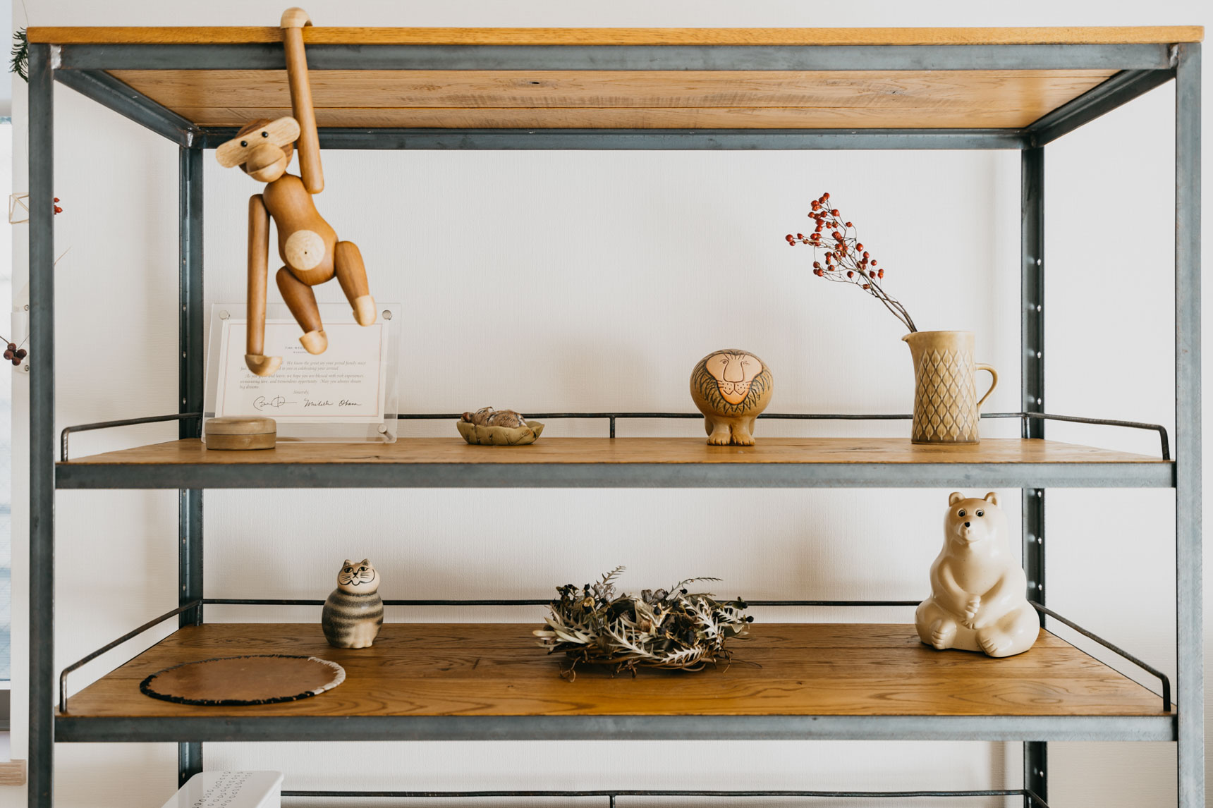リサ・ラーソンの雑貨（右上のライオンや、左下の猫など）を飾られている方のお部屋。飾り棚を北欧風にするアイテムに、ぜひ。