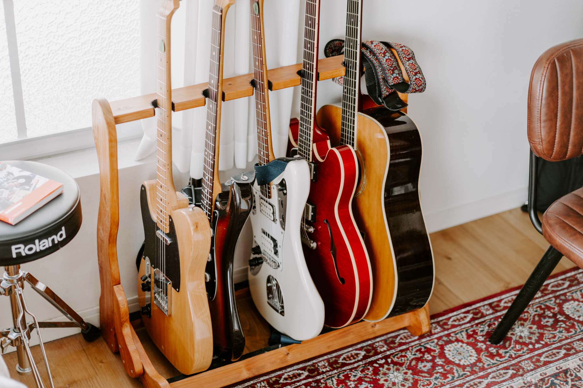 ギターラックは、TOMOSに合うようにと、個人の家具屋さんにセミオーダーした木製のもの。