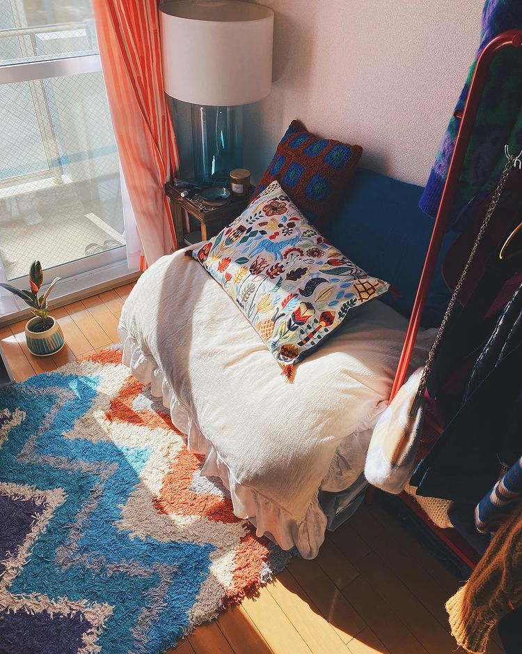 小さなお部屋なので、ベッドはおかずに布団で。ふだんは畳んで壁側に沿って置くことで、空間を有効活用されています。