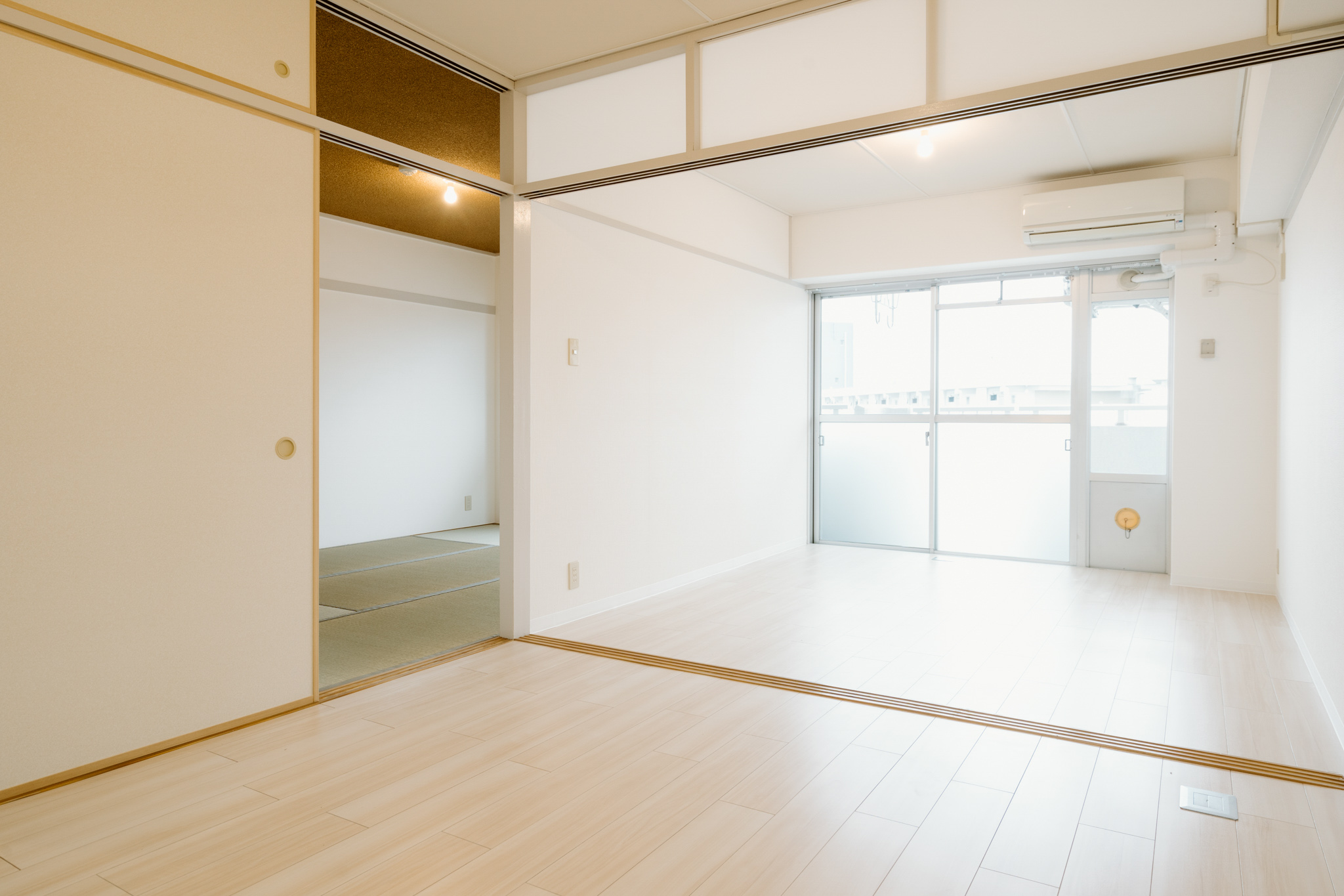 4.5畳の洋室と、6畳の和室。そして5.2畳のダイニングスペースがついた2DKのお部屋です。ふすまを外せばリビングダイニングを広々と使うことができます。床・壁が白を基調としているので、爽やかな印象ですね。