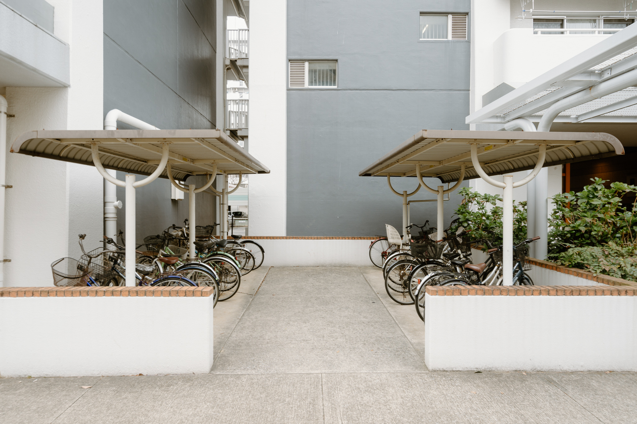 それぞれの棟には、駐輪場が併設されています。駅を利用する際には、バスだけでなく自転車利用の方も多いそうなので、かなりの台数が駐輪されていました。