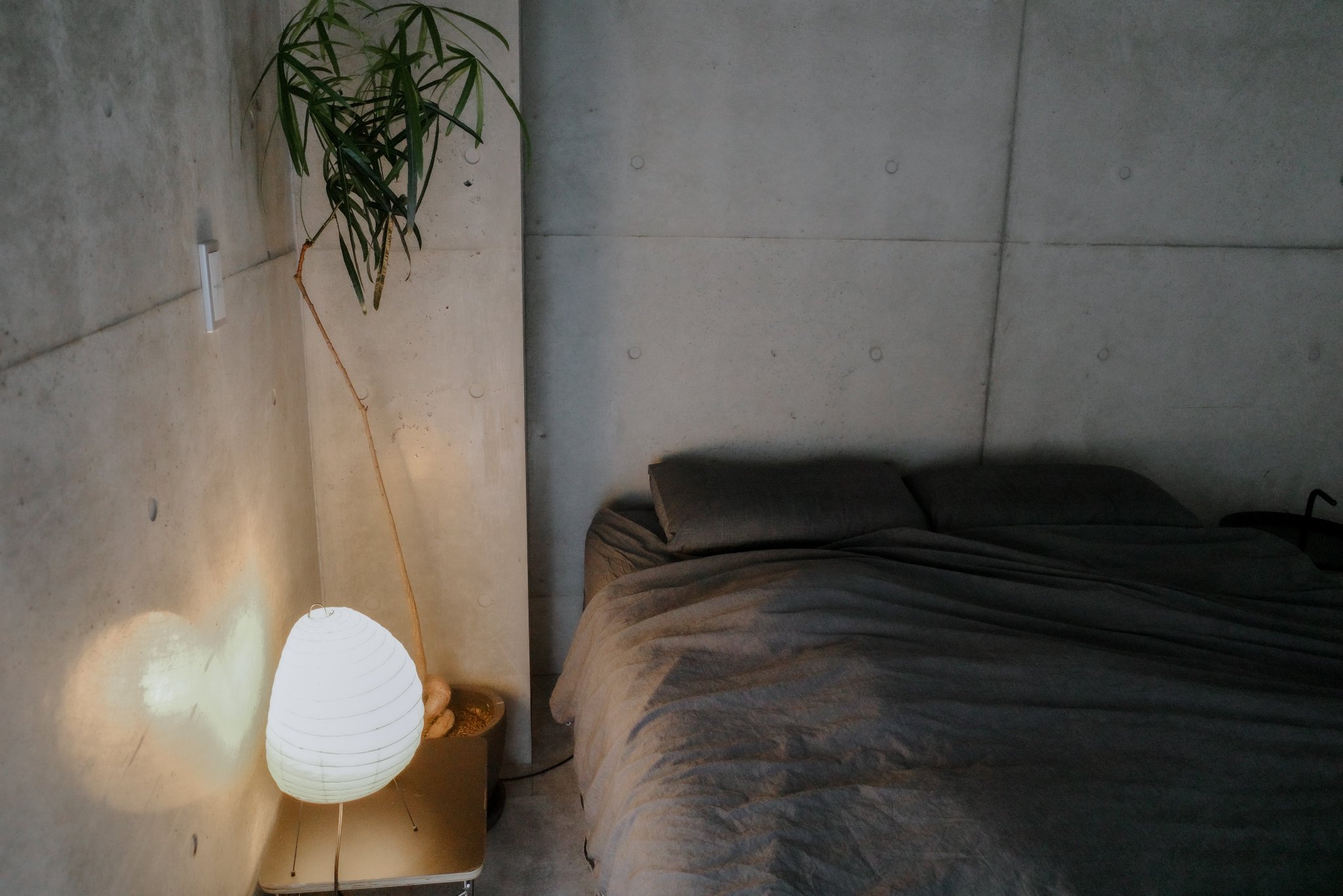 こちらはイサムノグチの「AKARI」。柔らかな光がいいですね。この照明にしてから、睡眠までの時間を穏やかな気持ちで過ごせるようになったのだそう。