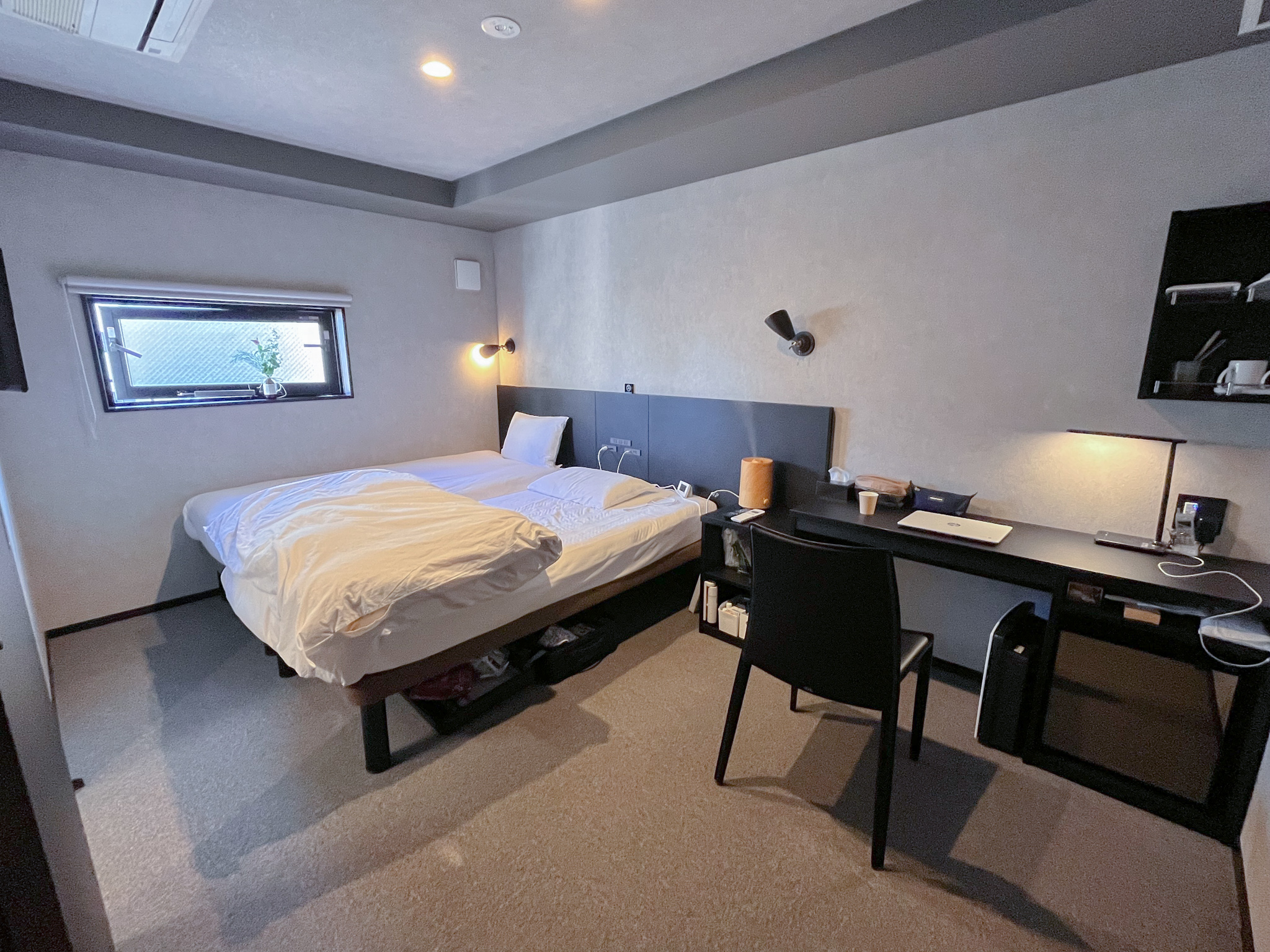 HOTEL TABARD TOKYOの室内。ベッド下に十分な広さがあり、トランクを広げたまま収納していました。