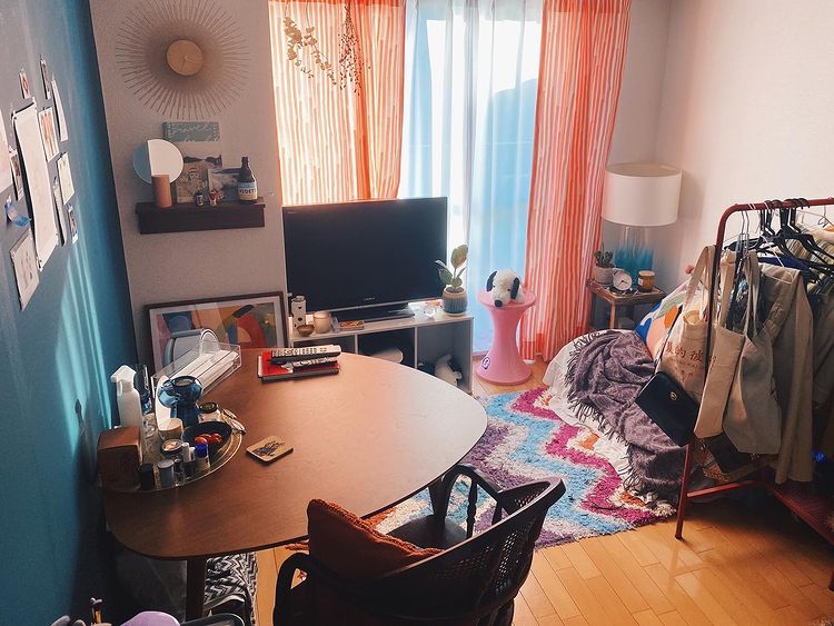 6畳1Kの小さなお部屋。自分の大切にしたいものを選んで、好きなものを詰め込んだ自分らしくカラフルな空間を作られている、一人暮らしのお部屋を拝見しました。