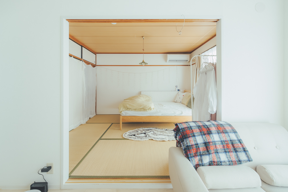 寝室として大きなベッドが中心の空間に、仕切りは外され、作業部屋と合わせて広い空間づくりを意識。
