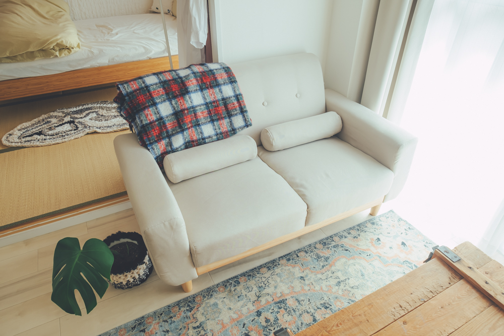 ソファは楽天で購入されたもの。シンプルですがお部屋に馴染む色合いに、脚付きで床掃除がしやすいのも良いですね。