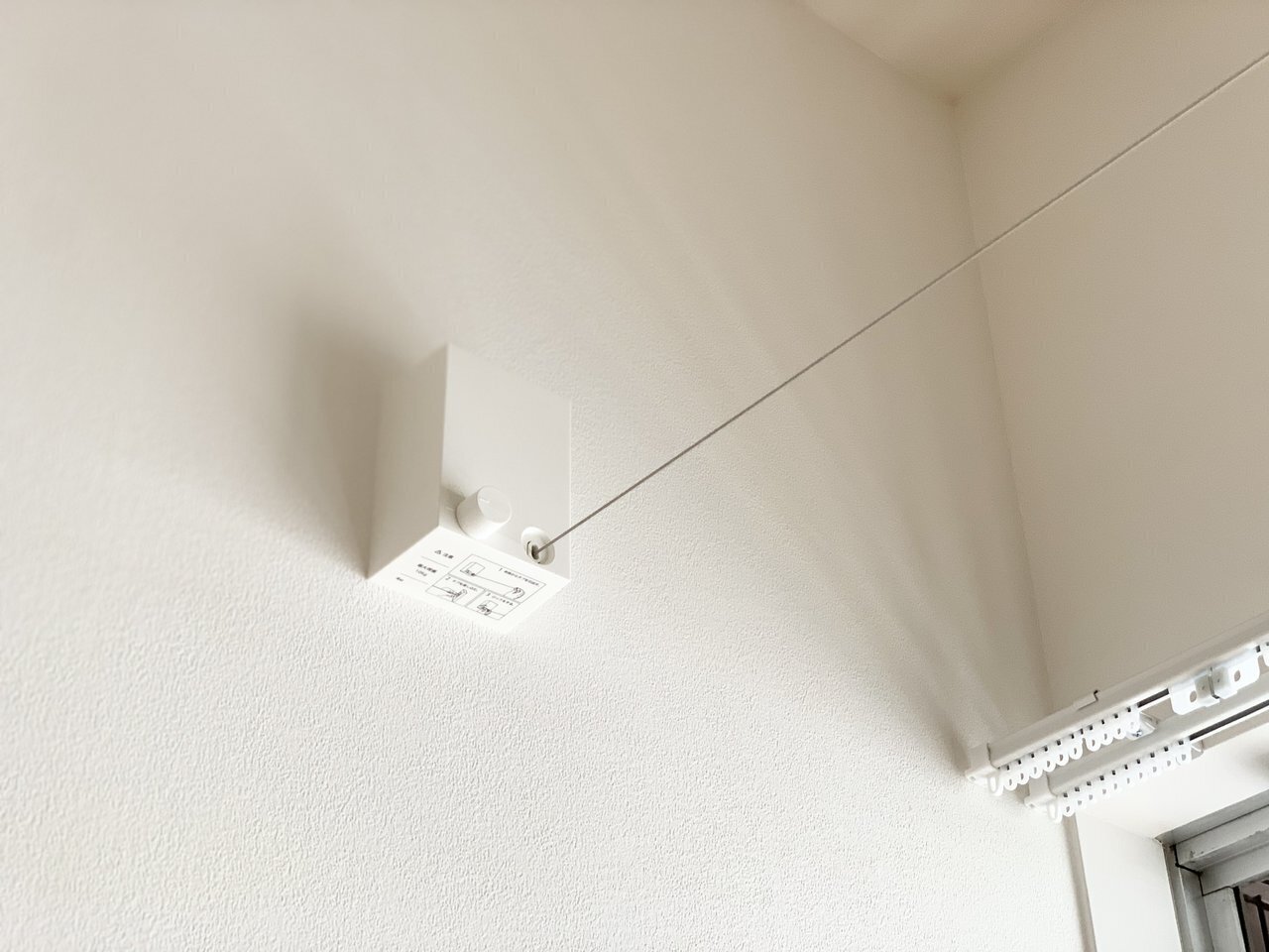 窓の近くに、室内物干し用のワイヤーがつけられているお部屋。使わない時は簡単にしまえて場所もとらないので便利です。